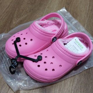 クロックス(crocs)の新品未使用クロックス ボア付 ピンク18cm(サンダル)