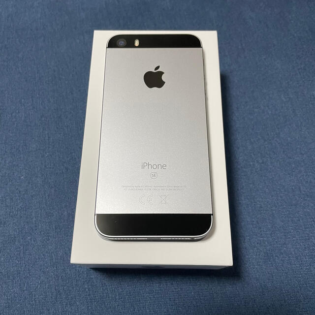 iPhone(アイフォーン)のiPhone SE 32GB スペースグレイ　美品 スマホ/家電/カメラのスマートフォン/携帯電話(スマートフォン本体)の商品写真