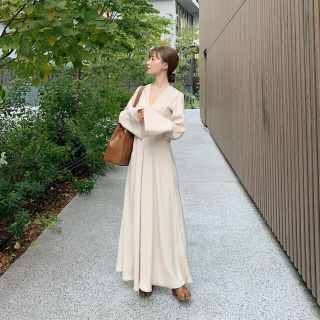 ZARA ボリュームスリーブ付きミディ丈ワンピース