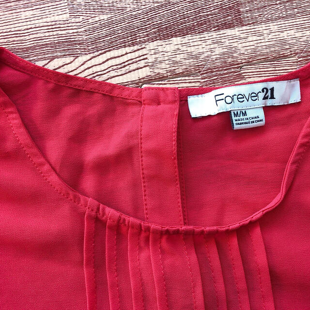 FOREVER 21(フォーエバートゥエンティーワン)のForever21シフォンブラウス赤 レディースのトップス(シャツ/ブラウス(長袖/七分))の商品写真