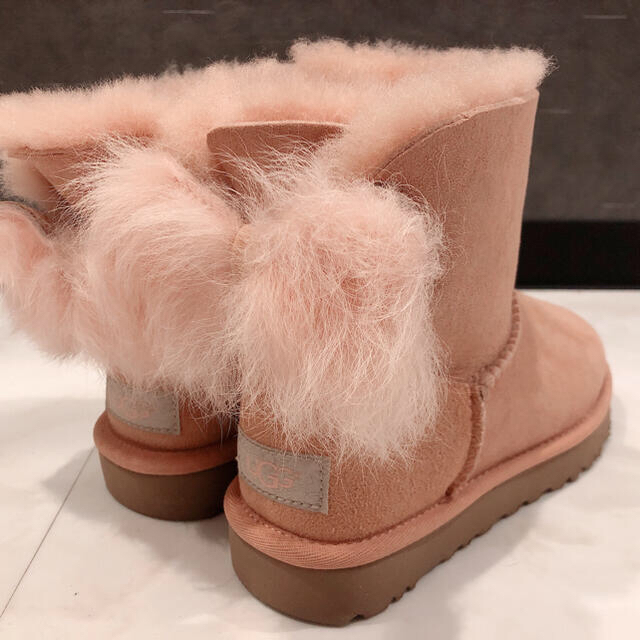 UGG(アグ)のUGG クラシックブーツ　ミニ　W Fluff Bow Mini レディースの靴/シューズ(ブーツ)の商品写真