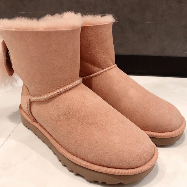 UGG(アグ)のUGG クラシックブーツ　ミニ　W Fluff Bow Mini レディースの靴/シューズ(ブーツ)の商品写真