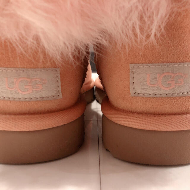 UGG(アグ)のUGG クラシックブーツ　ミニ　W Fluff Bow Mini レディースの靴/シューズ(ブーツ)の商品写真