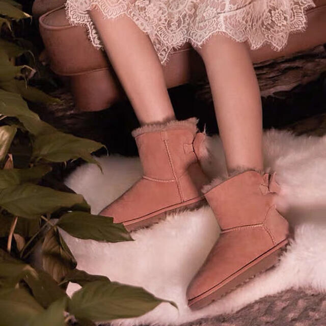 UGG(アグ)のUGG クラシックブーツ　ミニ　W Fluff Bow Mini レディースの靴/シューズ(ブーツ)の商品写真