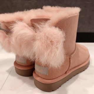 アグ(UGG)のUGG クラシックブーツ　ミニ　W Fluff Bow Mini(ブーツ)