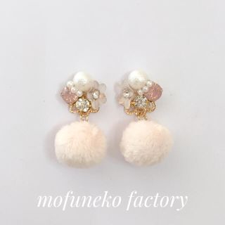 102》フラワーボール【薄ピンク】ピアスイヤリング ハンドメイド 花 可愛い 冬(ピアス)