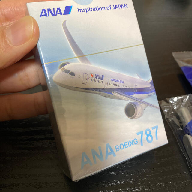 ANA(全日本空輸)(エーエヌエー(ゼンニッポンクウユ))のANA ノベルティセット トランプ ひこうきふうせん ボールペン フェイスマスク エンタメ/ホビーのコレクション(ノベルティグッズ)の商品写真