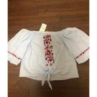 ザラ(ZARA)のZARA 刺繍入り　オフショル　新品(シャツ/ブラウス(長袖/七分))