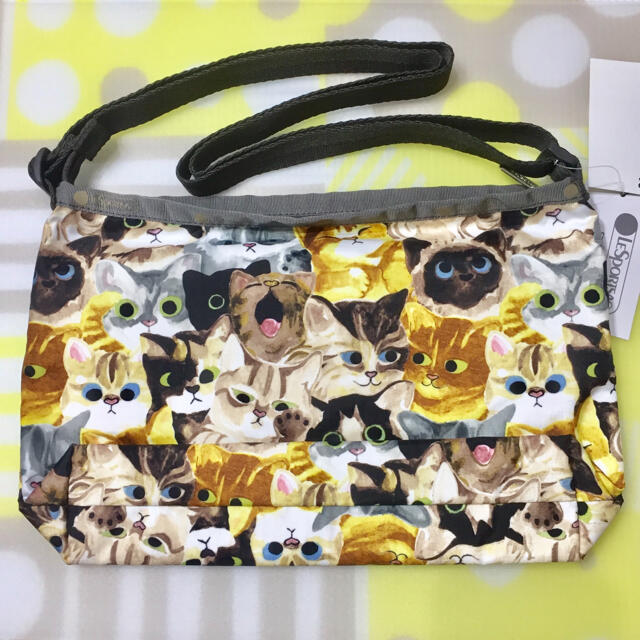 LeSportsac(レスポートサック)のLeSportsac cat cafe ジップバッグ レディースのバッグ(メッセンジャーバッグ)の商品写真