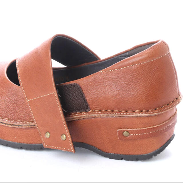 ヒナデイグリーン　ストラップパンプス　キャメル レディースの靴/シューズ(ハイヒール/パンプス)の商品写真