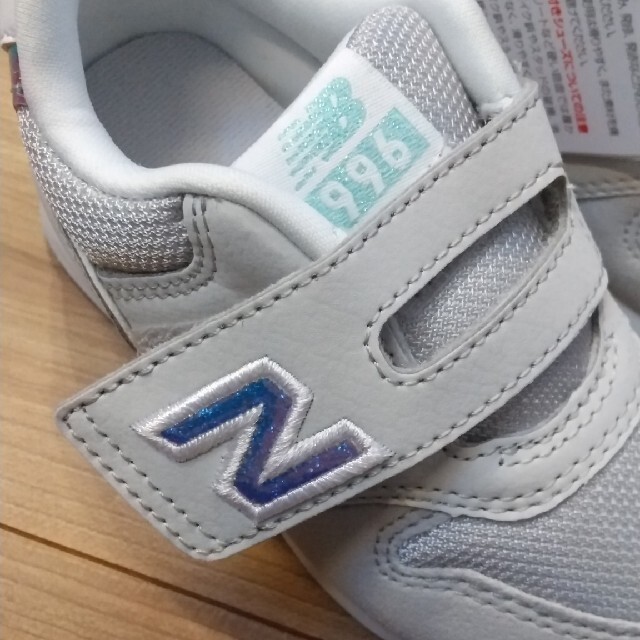 New Balance(ニューバランス)の箱なし ニューバランススニーカー IZ996 グレイホログラム 15.0cm キッズ/ベビー/マタニティのキッズ靴/シューズ(15cm~)(スニーカー)の商品写真