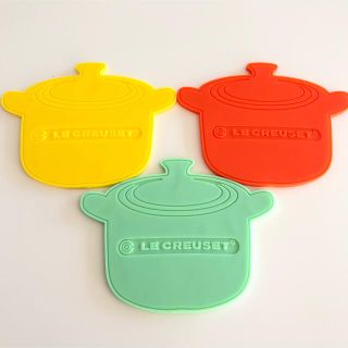 ルクルーゼ(LE CREUSET)のルクルーゼ　シリコン素材　ココット型コースター　ビタミンカラー⭐︎(収納/キッチン雑貨)