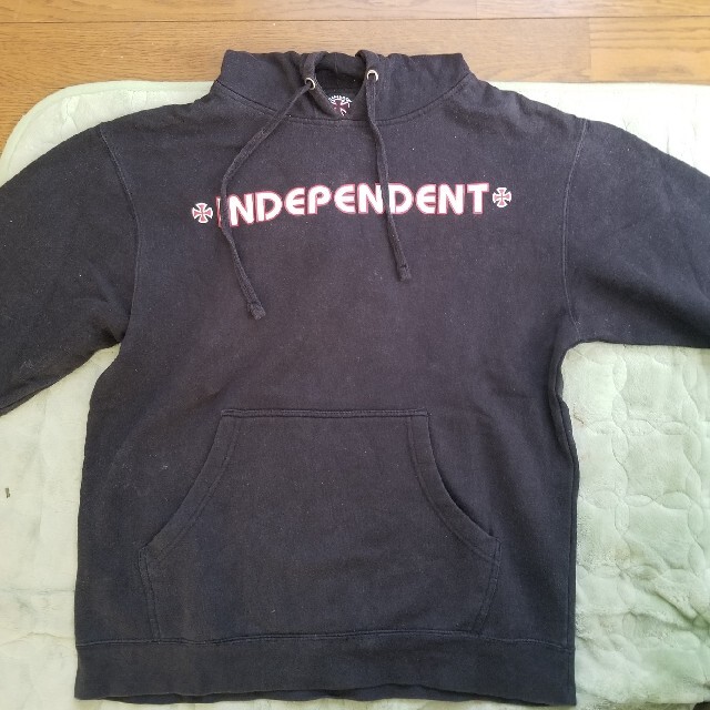 INDEPENDENT(インディペンデント)のインディペンデント 黒パーカー メンズのトップス(パーカー)の商品写真