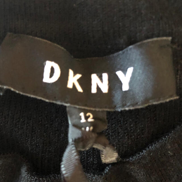 DKNY(ダナキャランニューヨーク)の断捨離セール　新品　未使用　DKNY  ロゴ　ニットワンピース　ブラック　黒 キッズ/ベビー/マタニティのキッズ服女の子用(90cm~)(ワンピース)の商品写真