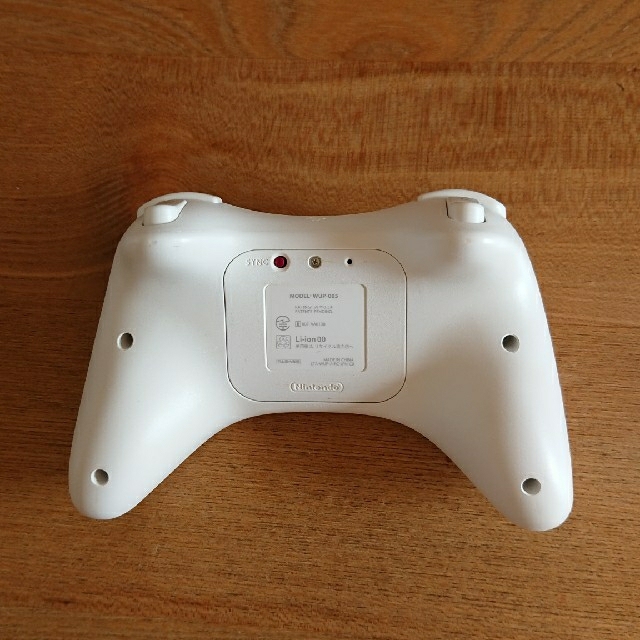 Wii U(ウィーユー)のWiiUコントローラー WUP-005 エンタメ/ホビーのゲームソフト/ゲーム機本体(家庭用ゲーム機本体)の商品写真