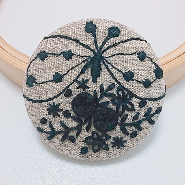 mina perhonen(ミナペルホネン)のミナペルホネン お花の刺繍 ヘアゴム ブローチ ストールピン ハンドメイド ハンドメイドのアクセサリー(コサージュ/ブローチ)の商品写真