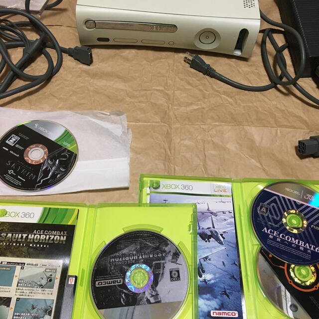 Xbox360(エックスボックス360)のMicrosoft Xbox360 XBOX 360 60GB エンタメ/ホビーのゲームソフト/ゲーム機本体(家庭用ゲーム機本体)の商品写真