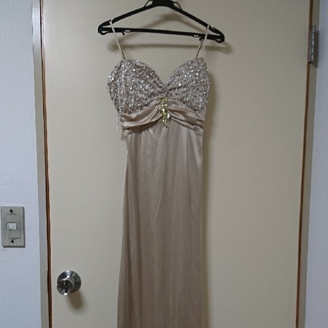 ベージュサテンビジューロングドレス レディースのフォーマル/ドレス(ロングドレス)の商品写真