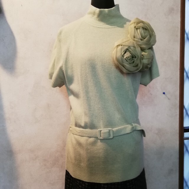 ESCADA(エスカーダ)のESCADA エスカーダ　カシミヤセーター　コサージュ付き　40  レディースのトップス(カットソー(半袖/袖なし))の商品写真