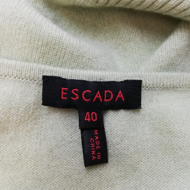 ESCADA(エスカーダ)のESCADA エスカーダ　カシミヤセーター　コサージュ付き　40  レディースのトップス(カットソー(半袖/袖なし))の商品写真