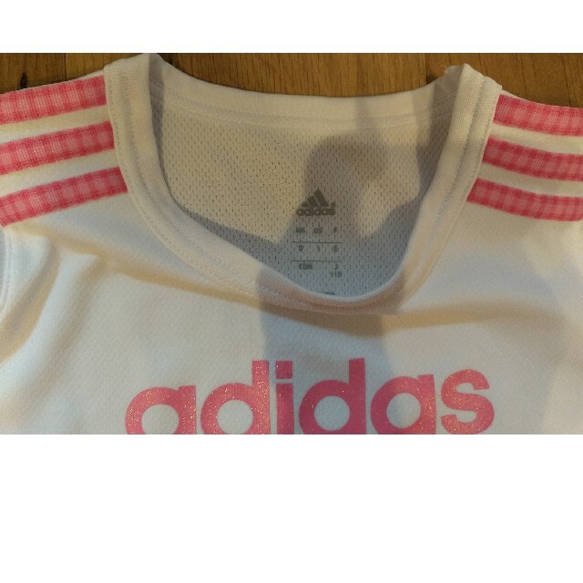 adidas(アディダス)のアディダス　スポーツシャツ 2枚セット！100&110 キッズ/ベビー/マタニティのキッズ服女の子用(90cm~)(Tシャツ/カットソー)の商品写真