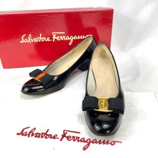 サルヴァトーレフェラガモ(Salvatore Ferragamo)のフェラガモ ヴァラ リボン エナメル ローファー パンプス 約22.5cm(ハイヒール/パンプス)