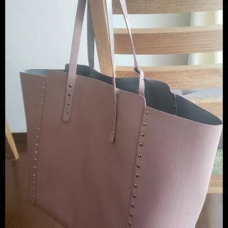 ザラ(ZARA)のZARA☆軽量リバーシブル レザースタッズバッグポーチ付き(トートバッグ)