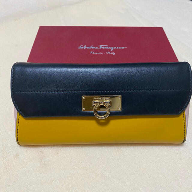 Salvatore Ferragamo(サルヴァトーレフェラガモ)のSalvatore Ferragamo 2つ折り長財布  レディースのファッション小物(財布)の商品写真