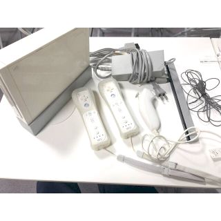 ウィー(Wii)のwii本体とコントローラーのセット(家庭用ゲーム機本体)