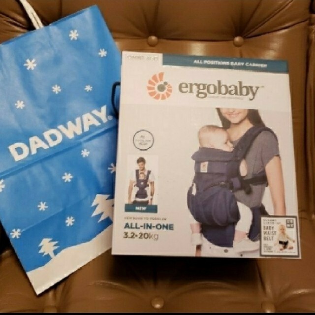 Ergobaby(エルゴベビー)のミッドナイトブルー 新品 エルゴ オムニ360 クールエア ラッピング付 キッズ/ベビー/マタニティの外出/移動用品(抱っこひも/おんぶひも)の商品写真