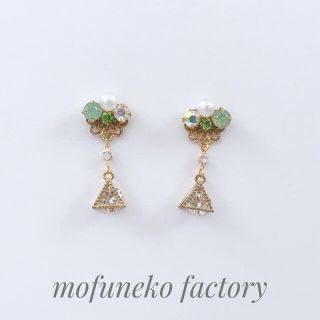 133》ジルコニアグリーン【三角】ピアス/イヤリング ハンドメイド 緑 上品(ピアス)