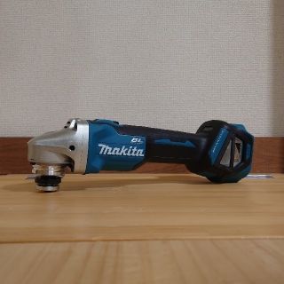 マキタ(Makita)のマキタ18V　新品　100mm充電式ディスクグラインダー　無線連動　GA412D(工具/メンテナンス)