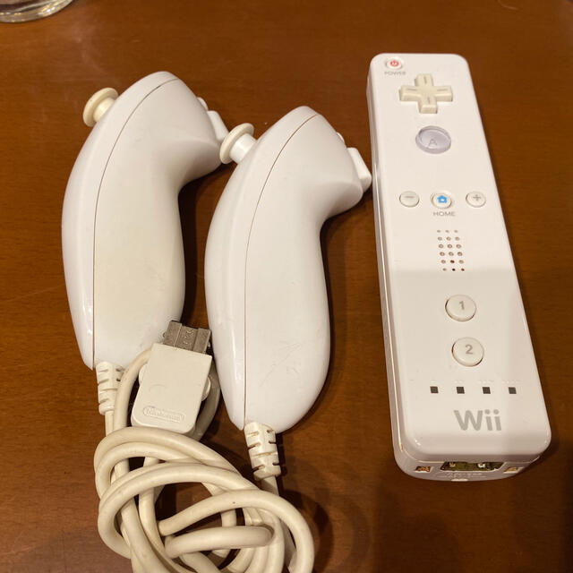 Wii(ウィー)の(激安価格)Wiiリモコン1台&ヌンチャク2本セット エンタメ/ホビーのゲームソフト/ゲーム機本体(その他)の商品写真