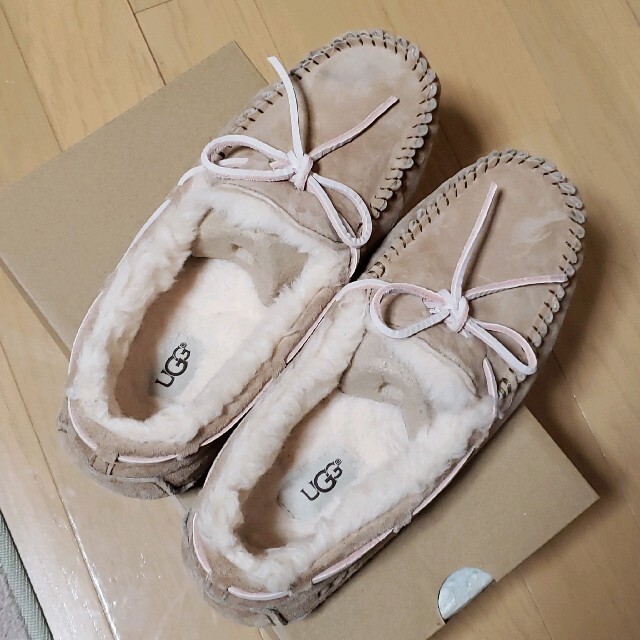 UGG(アグ)の【えりな様専用】UGG アグ モカシン DAKOTA ダコタ　US8 25cm レディースの靴/シューズ(スリッポン/モカシン)の商品写真