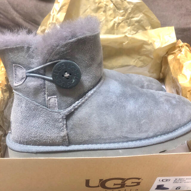 UGG(アグ)のアグ 23cm ミニベイリーボタン　UGG ムートンブーツ　グレー レディースの靴/シューズ(ブーツ)の商品写真