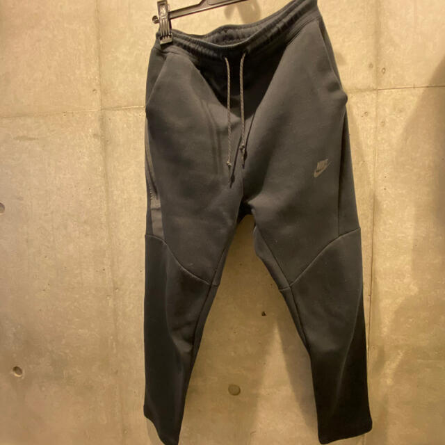 NIKE(ナイキ)のNIKE tech fleece テックフリース海外限定クロップドパンツブラック メンズのトップス(スウェット)の商品写真