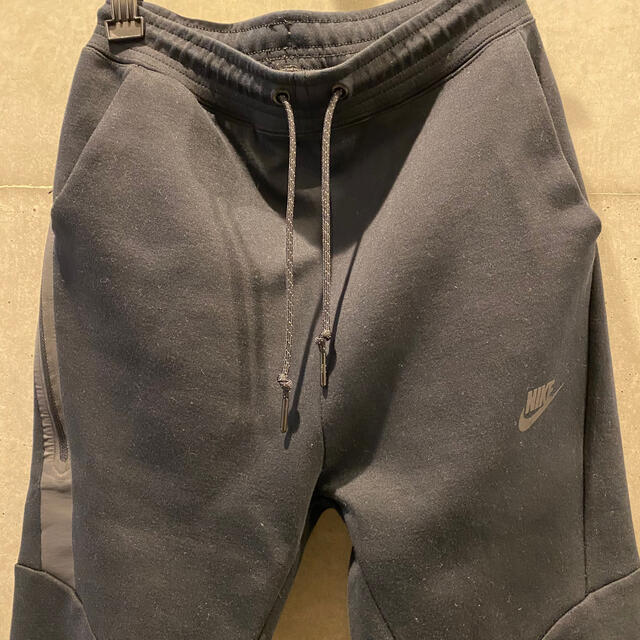 NIKE(ナイキ)のNIKE tech fleece テックフリース海外限定クロップドパンツブラック メンズのトップス(スウェット)の商品写真