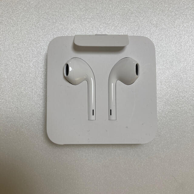 Apple(アップル)の純正　iPhone イヤホン earphone iPhoneSE 付属品 スマホ/家電/カメラのスマホアクセサリー(ストラップ/イヤホンジャック)の商品写真