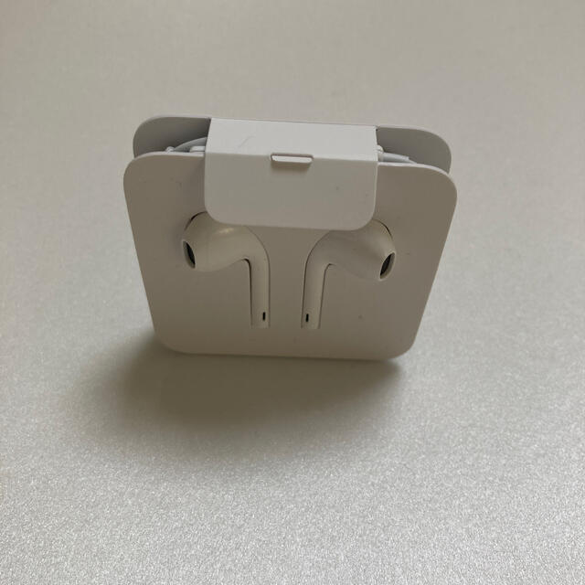 Apple(アップル)の純正　iPhone イヤホン earphone iPhoneSE 付属品 スマホ/家電/カメラのスマホアクセサリー(ストラップ/イヤホンジャック)の商品写真