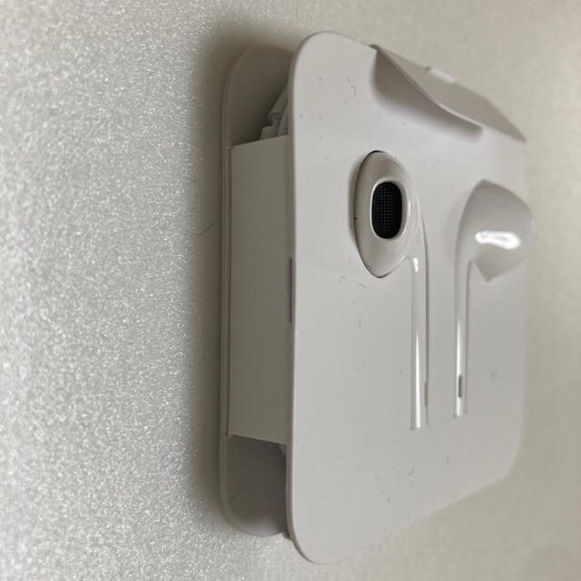 Apple(アップル)の純正　iPhone イヤホン earphone iPhoneSE 付属品 スマホ/家電/カメラのスマホアクセサリー(ストラップ/イヤホンジャック)の商品写真