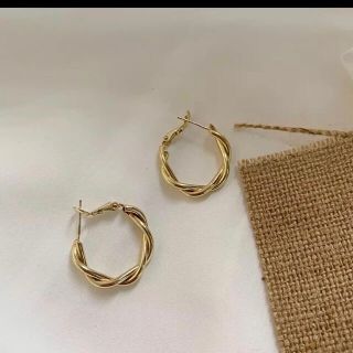 新品未使用　ツイスト　フープ　ピアス(ピアス)
