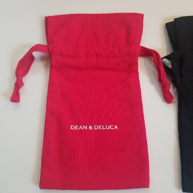 DEAN & DELUCA(ディーンアンドデルーカ)のディーン&ディリーカ  巾着   レッド&ブラック レディースのファッション小物(ポーチ)の商品写真