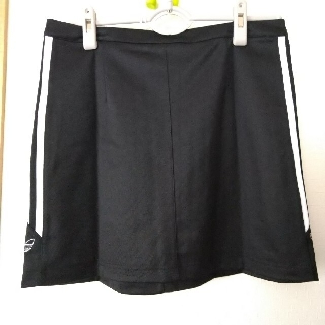 adidas(アディダス)のタグ付き未使用　adidas SKIRT BLACK 20SS-I レディースのスカート(ひざ丈スカート)の商品写真