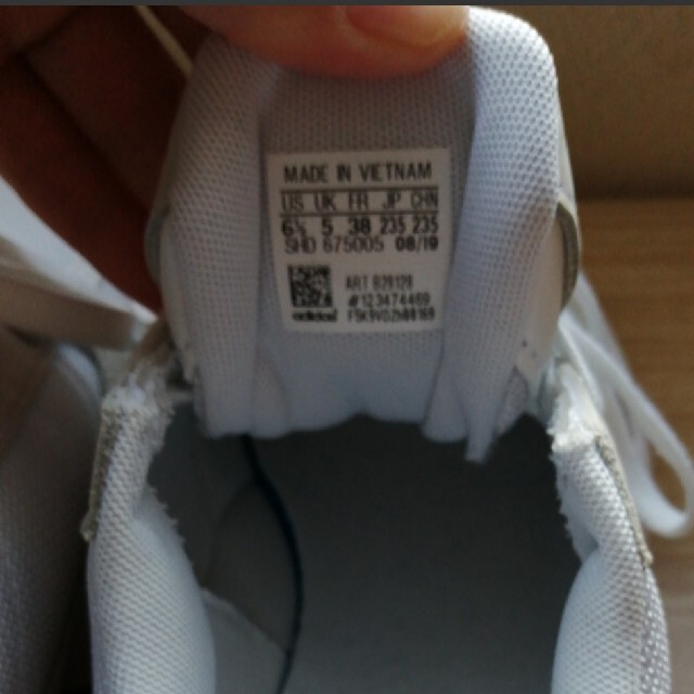 adidas(アディダス)のadidas　ファルコン　ホワイト　23.5 レディースの靴/シューズ(スニーカー)の商品写真
