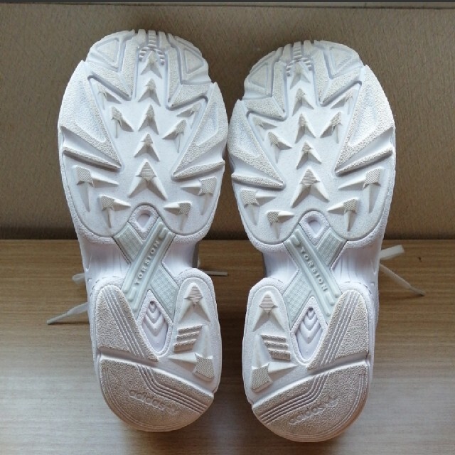 adidas(アディダス)のadidas　ファルコン　ホワイト　23.5 レディースの靴/シューズ(スニーカー)の商品写真