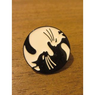 ピンバッチ　陰陽ねこ　白黒　太極図　シロネコ　クロネコ　猫グッズ　ピンバッジ(その他)