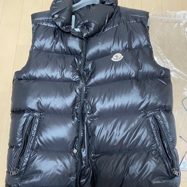 MONCLER(モンクレール)のモンクレール　シャイニーブラック　サイズ4 メンズのジャケット/アウター(ダウンジャケット)の商品写真