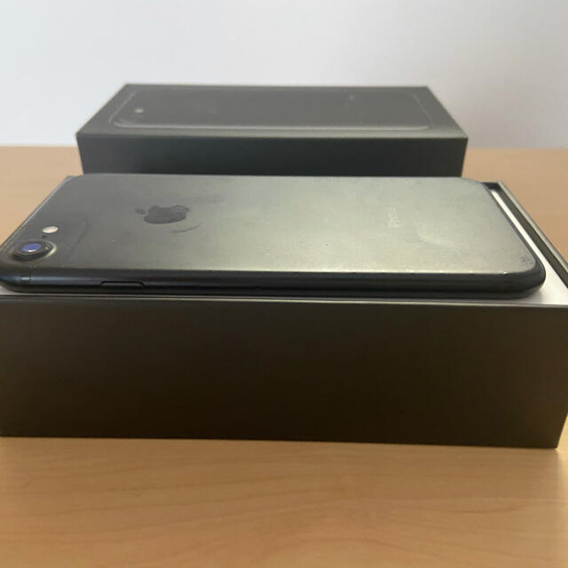 Apple(アップル)のiPhone 7 black 32GB スマホ/家電/カメラのスマートフォン/携帯電話(スマートフォン本体)の商品写真