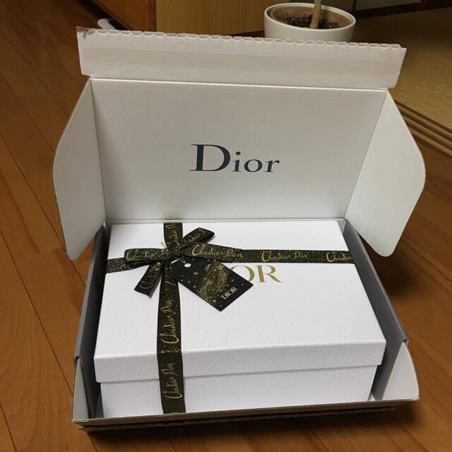 Dior ギフトボックス　リボン付き