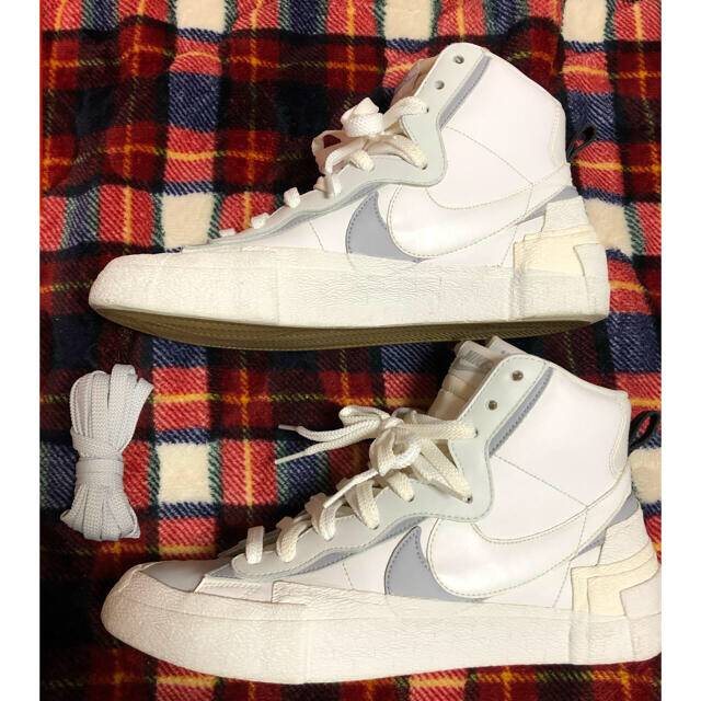 NIKE(ナイキ)の新春値下げ　sacai nike blazer mid white grey メンズの靴/シューズ(スニーカー)の商品写真